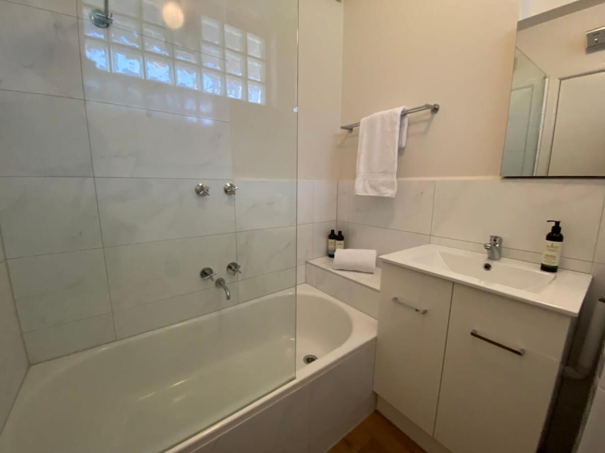 1 Bdrm With Parking, Walk To Beach Melbourne Exterior photo